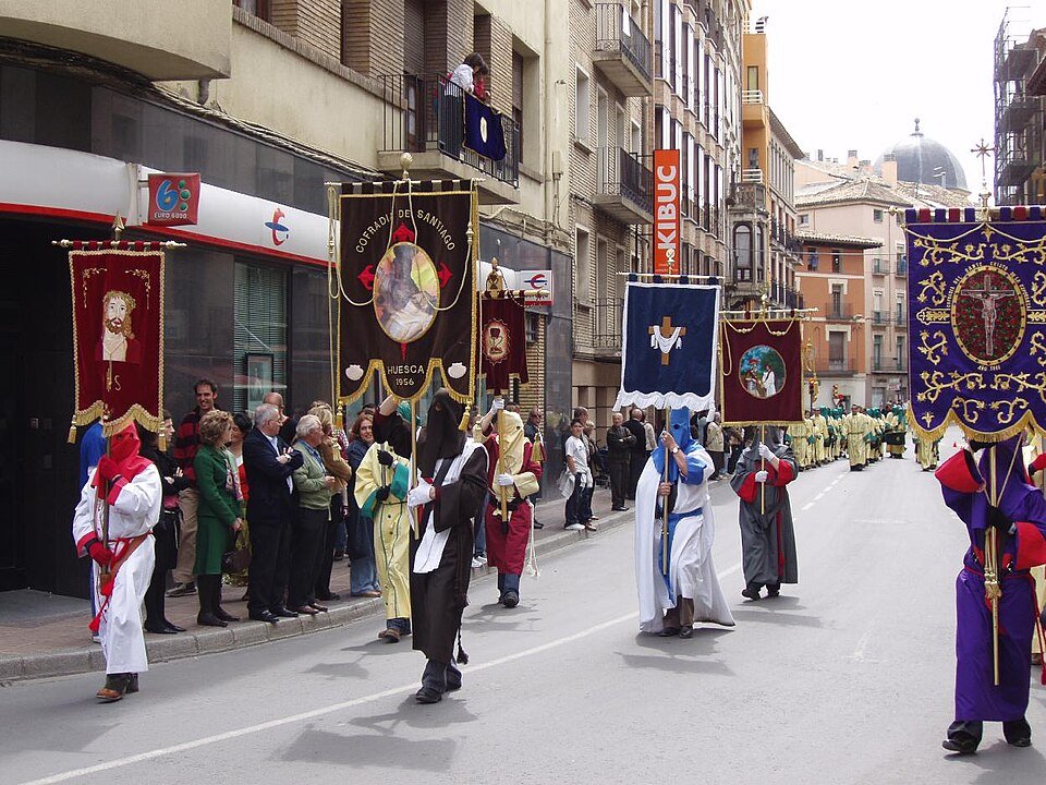 Nazarenos en la Semana Santa de Huesca (2006)